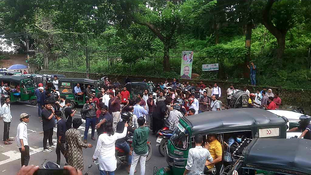 চট্টগ্রামে এনসিপি-পুলিশ সংঘর্ষে উত্তাল রাজপথ, 'মহানগর ব্লকেড' হুমকি