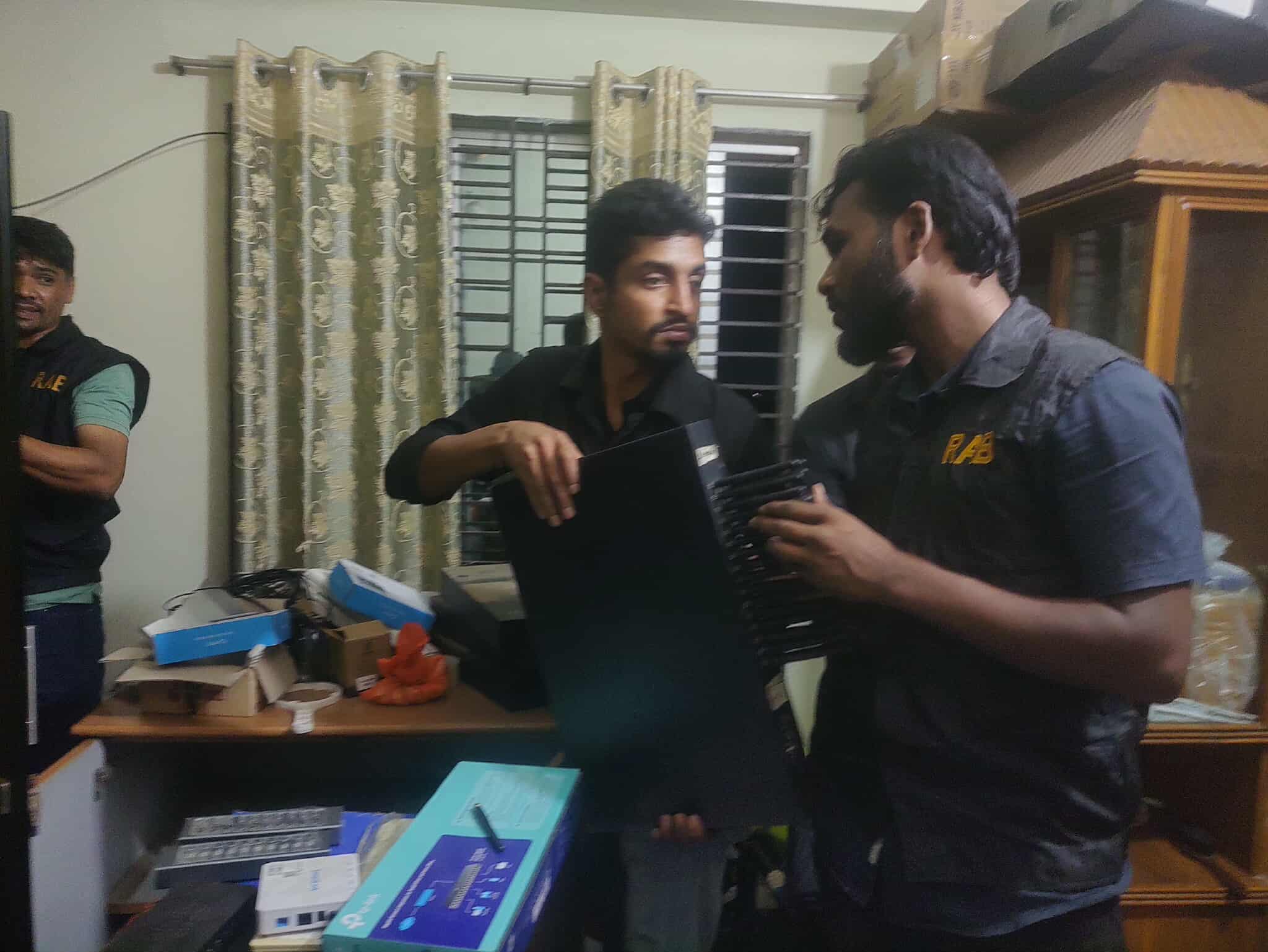 হালিশহরের র‍্যাবের অভিযান: উদ্ধার অবৈধ ভিওআইপি ডিভাইস, আটক ১