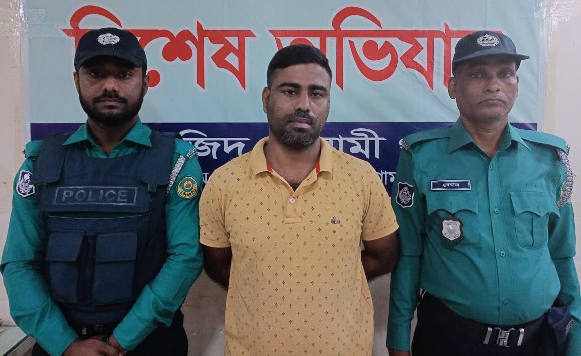 চট্টগ্রাম নগরের শীর্ষ সন্ত্রাসী ‘বার্মা সবুজ’ গ্রেপ্তার