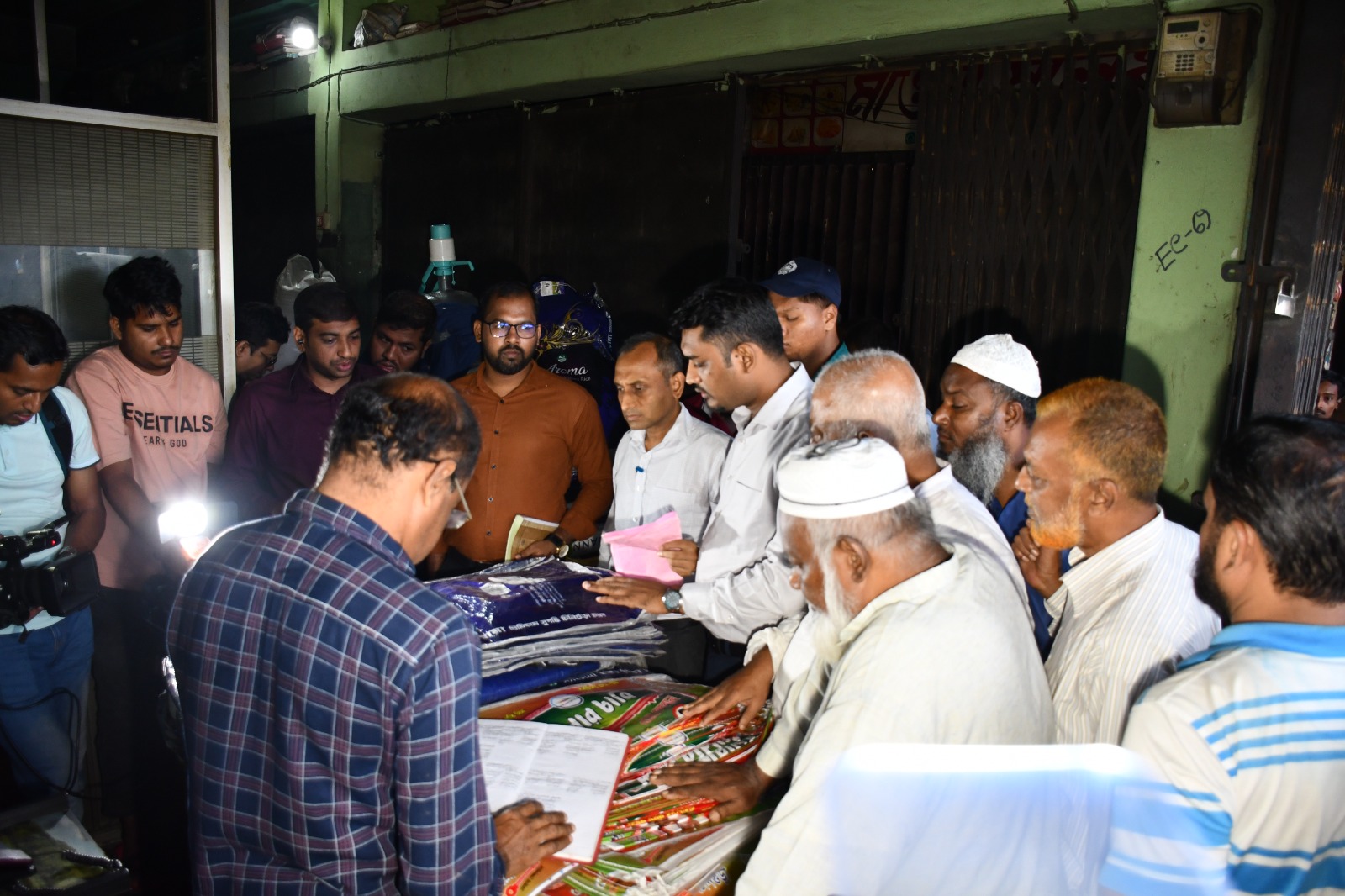 পাহাড়তলী বাজারে ভোক্তা অধিকারের অভিযান, ৩ প্রতিষ্ঠানকে ১ লক্ষ ১৮ হাজার টাকা জরিমানা