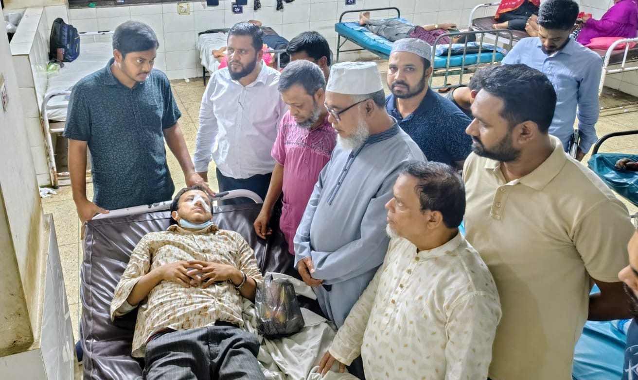 সন্ত্রাসী হামলার শিকার চিকিৎসক ইকবালকে দেখতে হাসপাতালে চট্টগ্রাম মহানগর জামায়াতের সেক্রেটারি