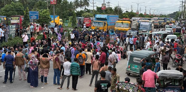  ফেনী ইউনিভার্সিটির শিক্ষার্থীদের ঢাকা-চট্রগ্রাম মহাসড়ক অবরোধ