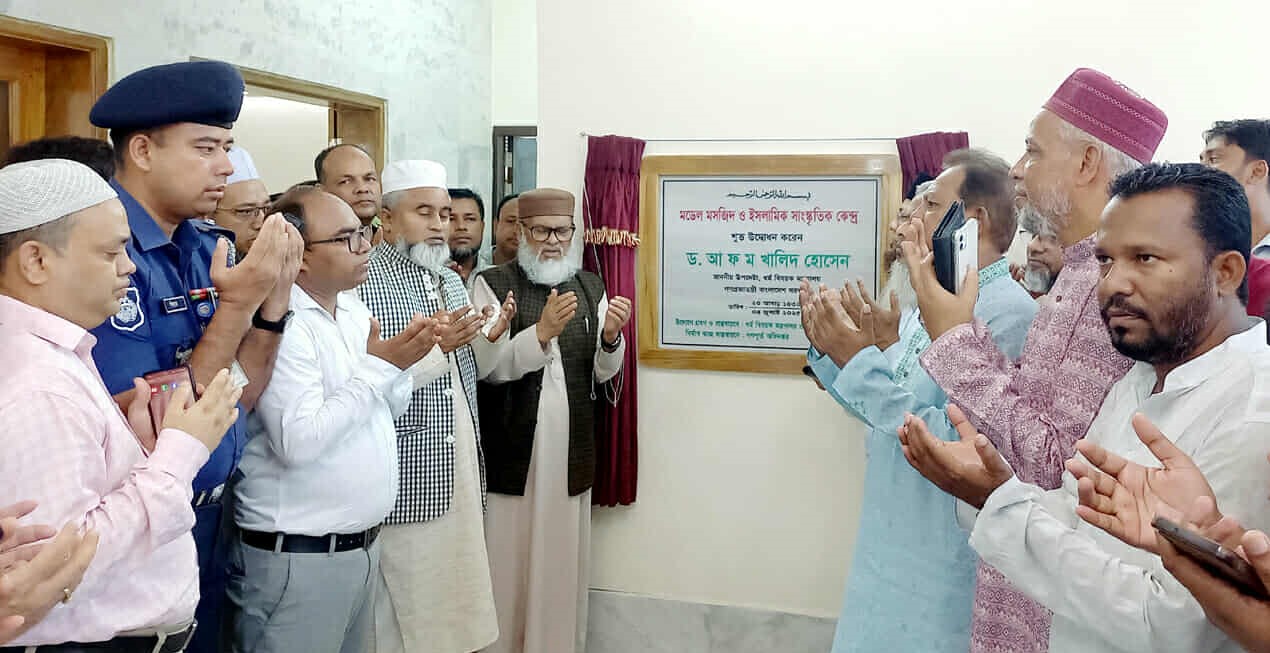 “টাকা মেরে খাওয়ার জন্য নয়, দায়িত্ব পালনের জন্য ক্ষমতায় এসেছি” — ধর্ম উপদেষ্টা