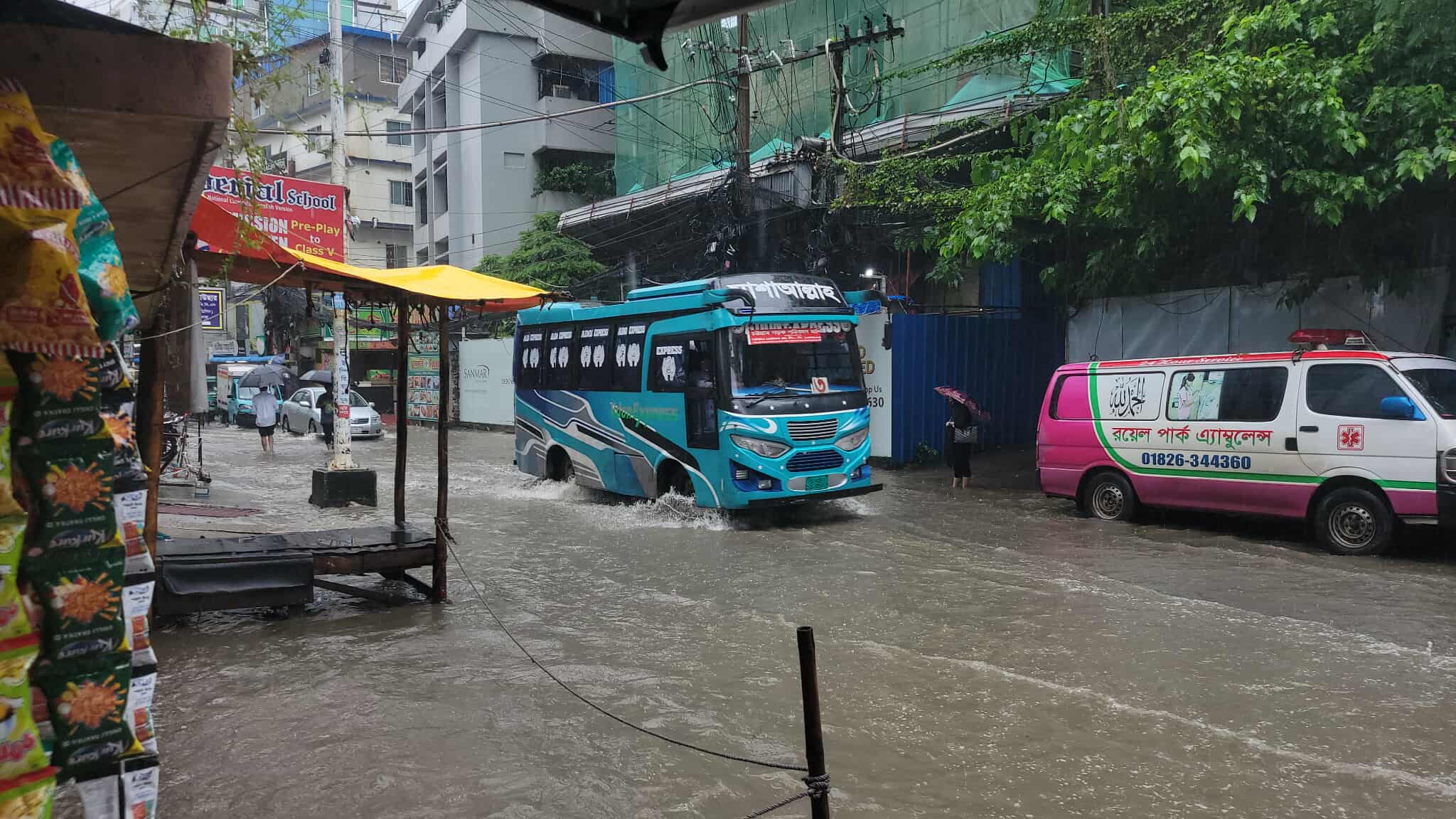 চট্টগ্রাম নগরীতে টানা বৃষ্টিতে তীব্র জলাবদ্ধতা, চরম দুর্ভোগে জনজীবন