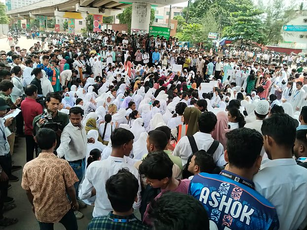 চারদফা দাবিতে তেজগাঁও সাতরাস্তা অবরোধ কারিগরি শিক্ষার্থীদের