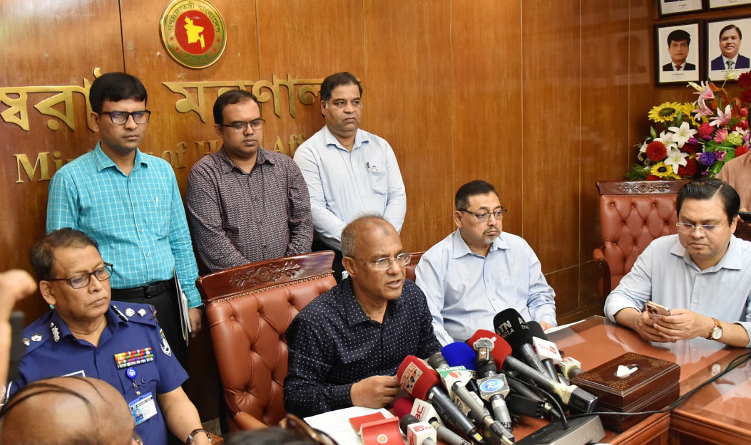 সারাদেশে চিরুনি অভিযান শুরু, আইনশৃঙ্খলা রক্ষায় ‘কোনো আপস নয়’: স্বরাষ্ট্র উপদেষ্টা