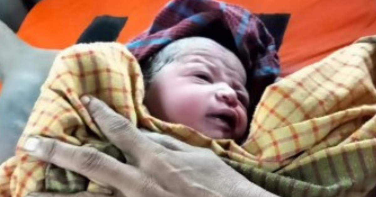 ফুটপাতে মানসিক ভারসাম্যহীন নারীর সন্তান প্রসব, পুলিশের সহায়তায় হাসপাতালে