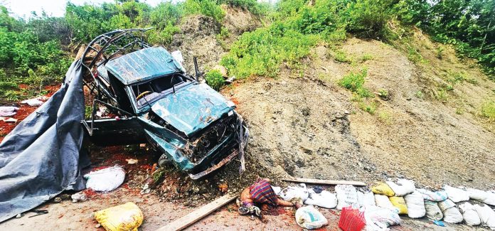 বান্দরবানে চাঁদের গাড়ি উল্টে নারী নিহত, আহত ৬