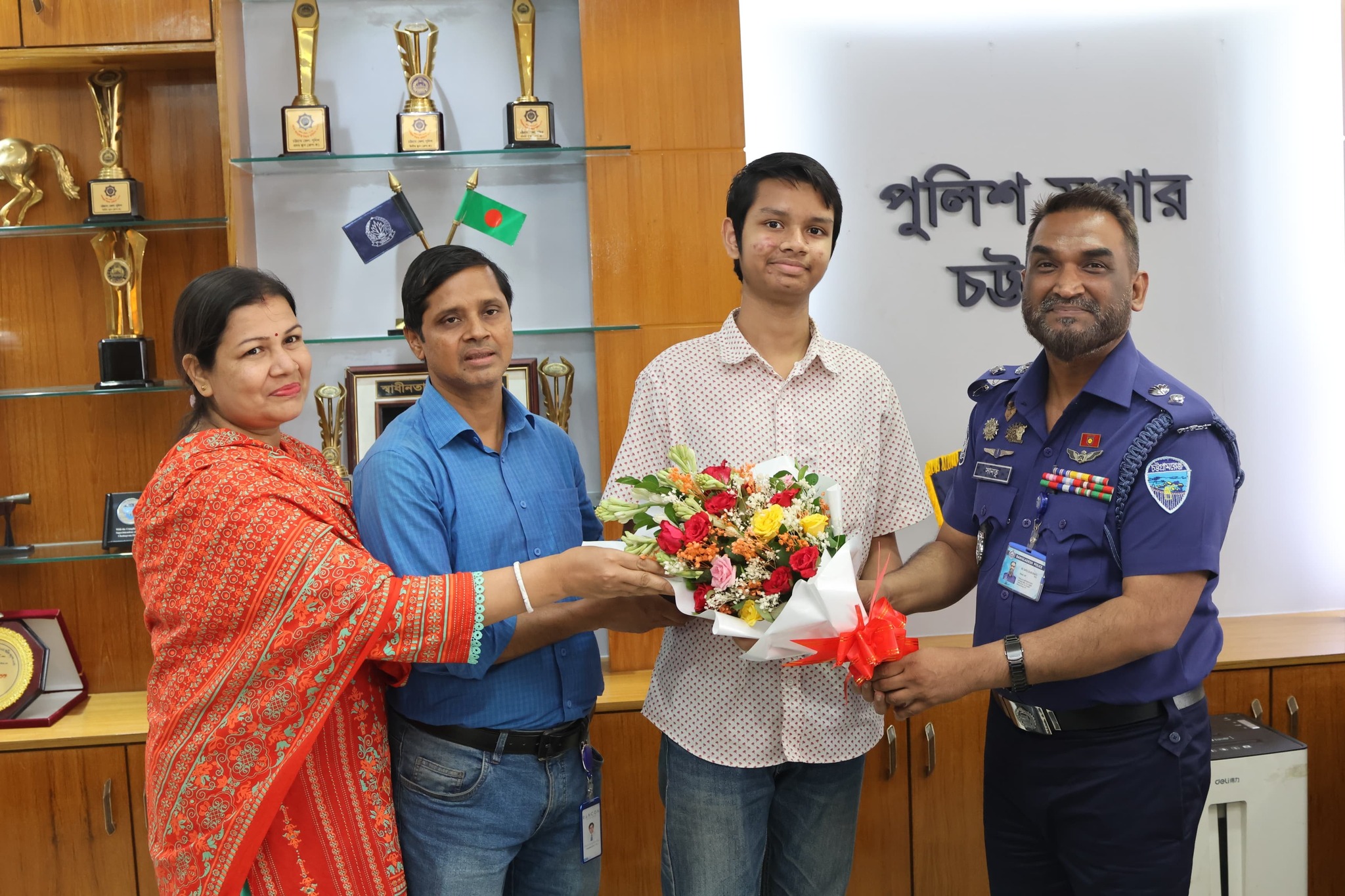 এসএসসিতে দেশসেরা নিবিড় কর্মকারকে চট্টগ্রাম পুলিশ সুপারের সংবর্ধনা