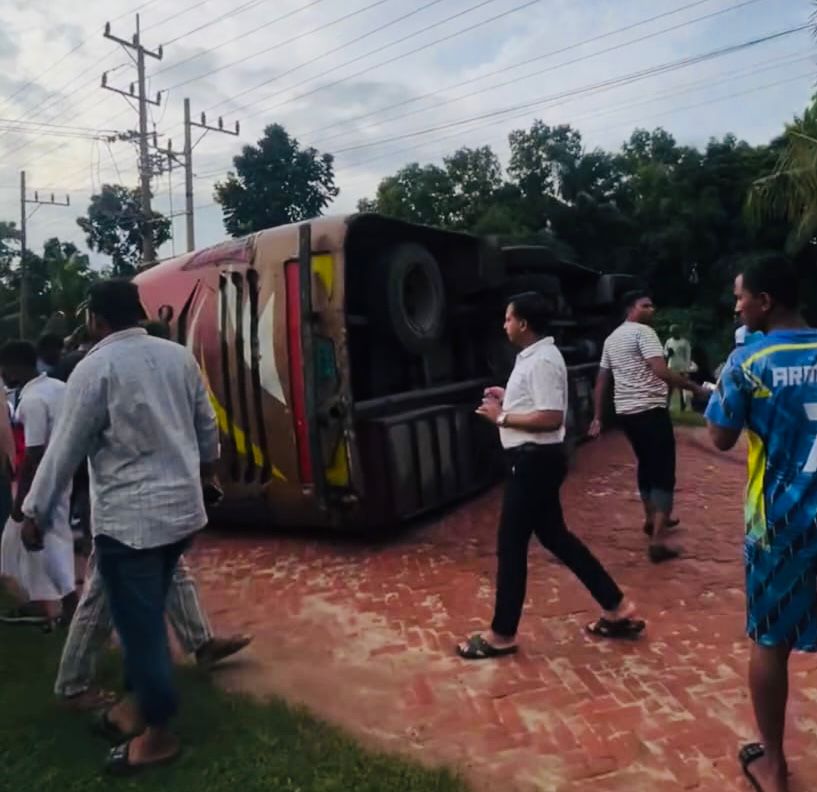 আনোয়ারা কেইপিজেডে শ্রমিকবাহী বাস উল্টে আহত অন্তত ১০