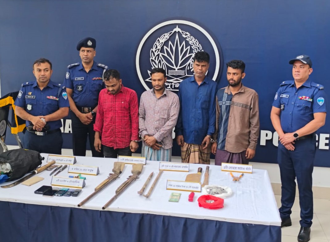 লোহাগাড়ায় আন্তঃজেলা ডাকাত চক্রের ৪ সদস্য অস্ত্রসহ গ্রেপ্তার