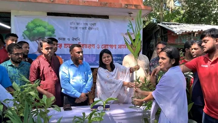 মিরসরাইয়ে দুর্বার প্রগতি সংগঠনের উদ্যোগে চারা বিতরণ ও বৃক্ষ রোপণ কর্মসূচি