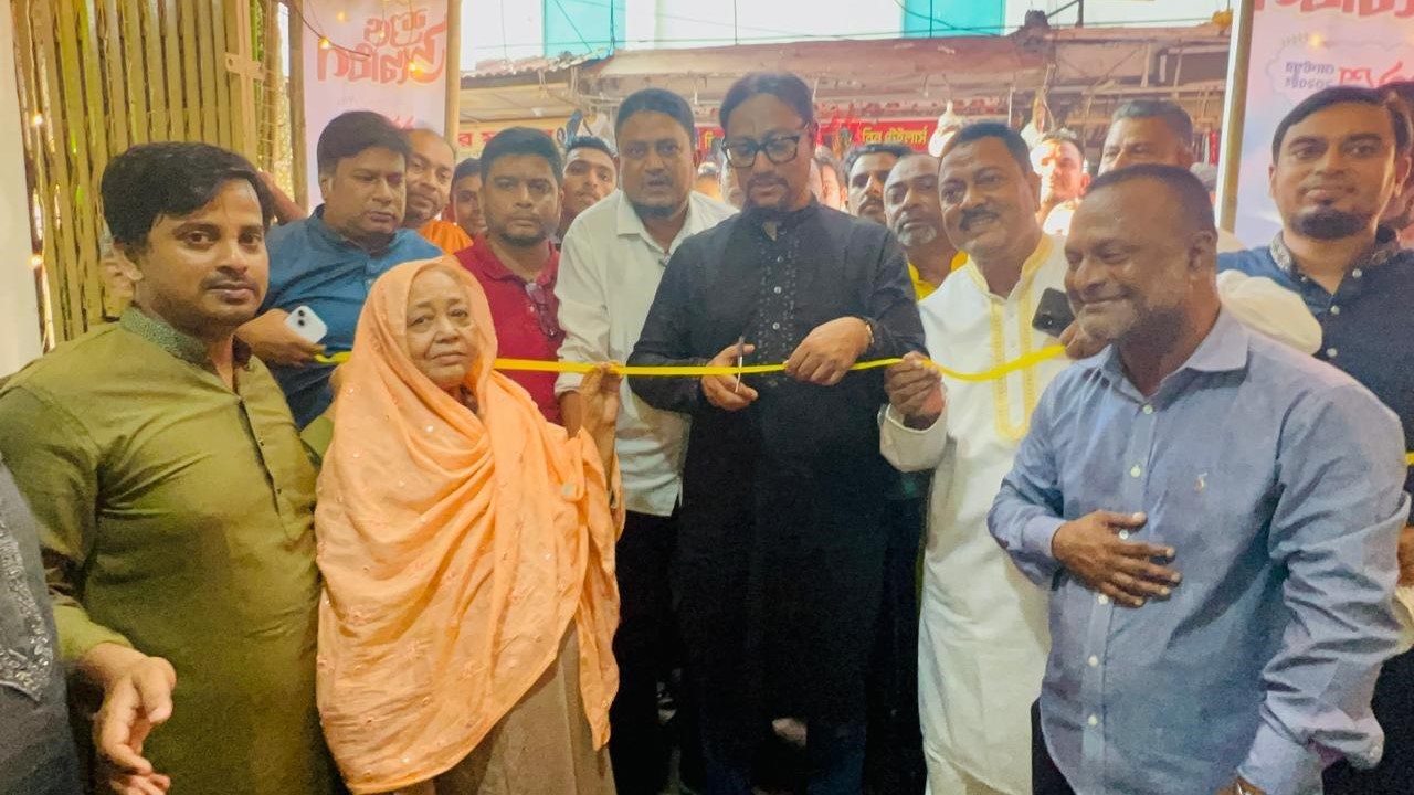 আতুরার ডিপোতে নূরউদ্দিন কোম্পানি কাঁচা বাজার উদ্বোধন করেন চসিক মেয়র ডা. শাহাদাত হোসেন