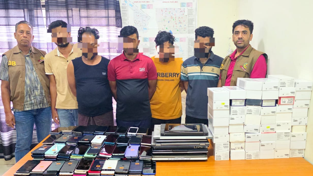 চট্টগ্রামে চোরাই মোবাইল চক্রের ৫ সদস্য গ্রেপ্তার, উদ্ধার ৩৪২টি মোবাইল সেট