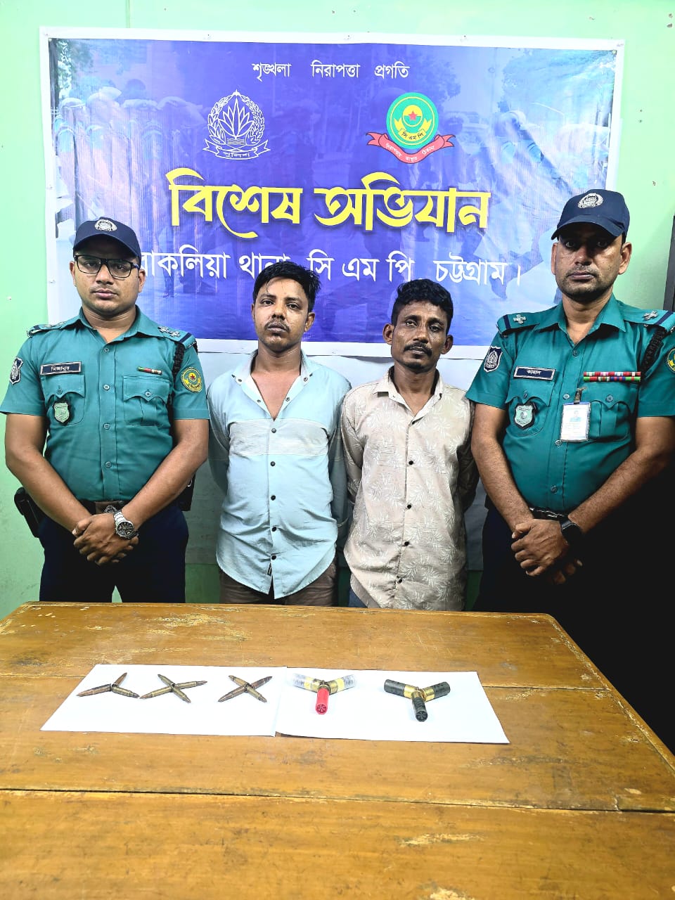 চট্টগ্রামের বাকলিয়ায় অস্ত্রসহ দুই সন্ত্রাসী গ্রেপ্তার