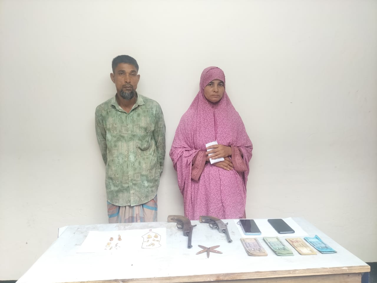 লোহাগাড়ায় ডাকাত দম্পতি গ্রেপ্তার, অস্ত্র ও লুন্ঠিত মালামাল উদ্ধার