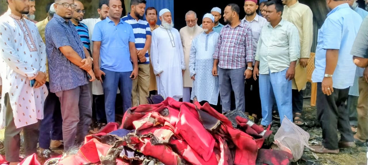 সীতাকুণ্ড অগ্নিকাণ্ডে ক্ষতিগ্রস্ত মার্কেট পরিদর্শনে চট্টগ্রাম মহানগর জামায়াত