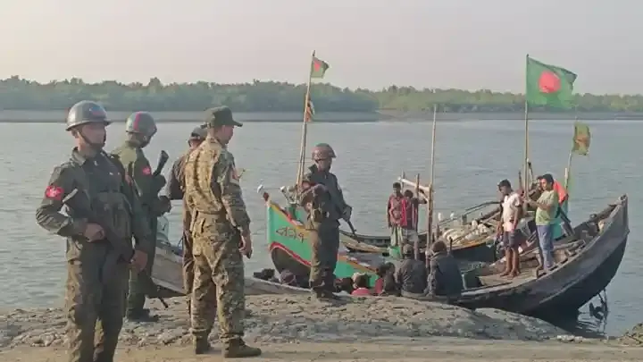 সেন্টমার্টিন উপকূলে খাদ্য ও নিত্যপণ্য পাচারের সময় আটক ১১ জন