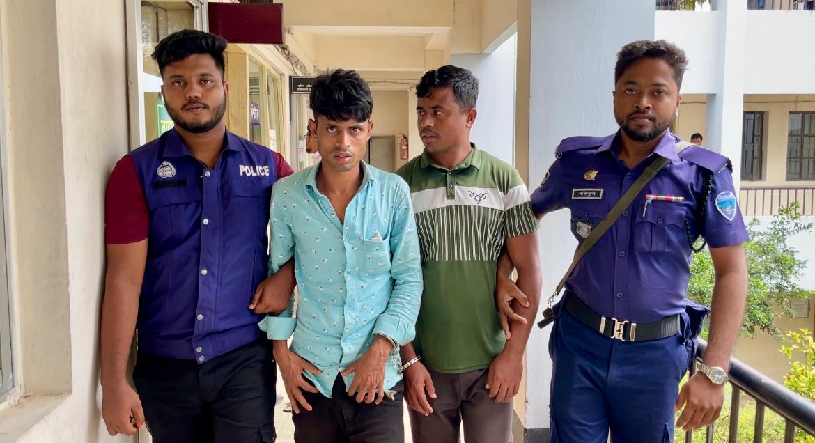 ৩ হত্যা মামলার আসামি আনছার অস্ত্রসহ পুলিশের হাতে আটক