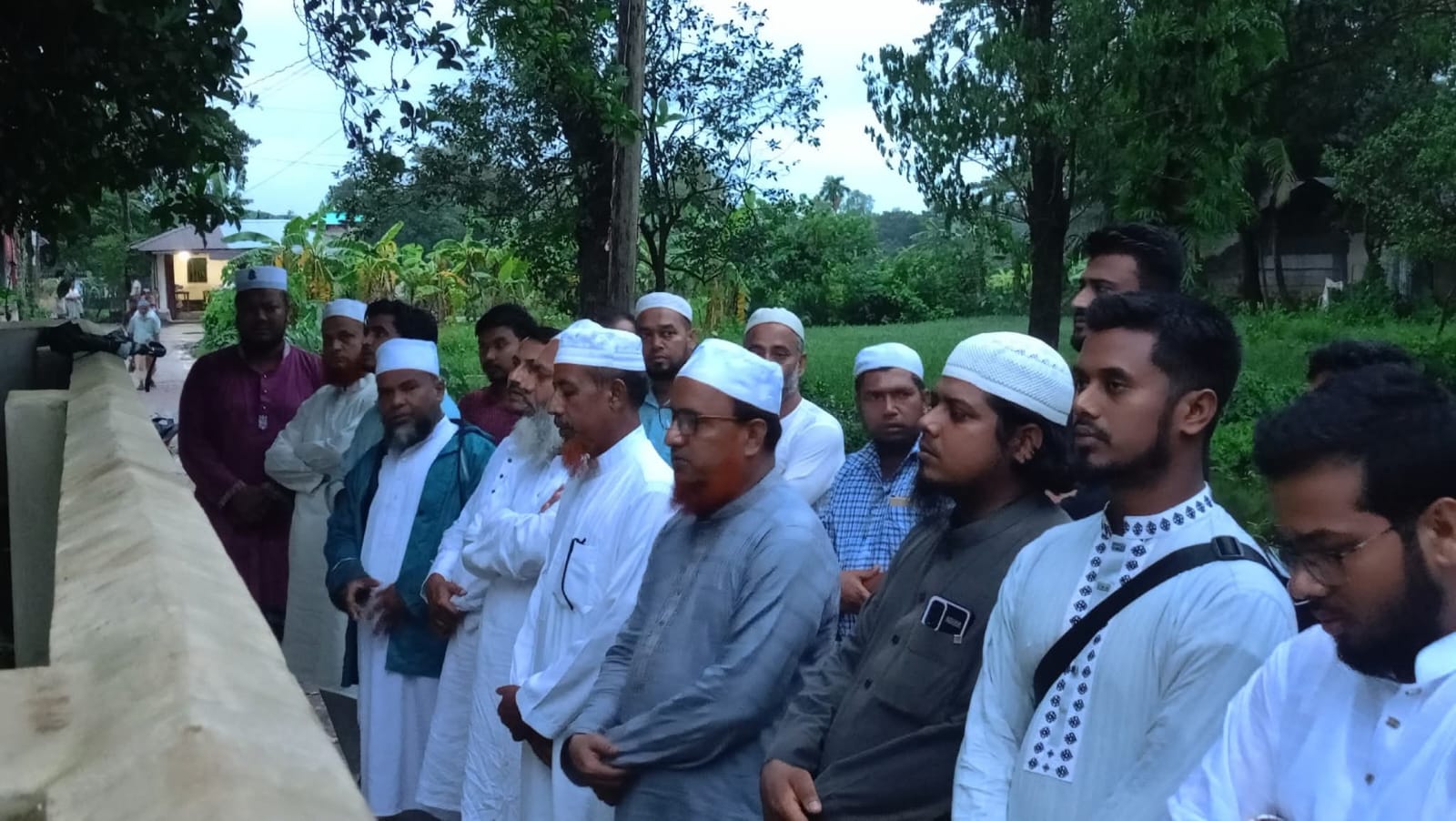সাতকানিয়ায় দুর্ঘটনায় নিহতদের শোকাহত পরিবারের সাথে সাক্ষাৎ ও কবর যিয়ারতে জামায়াত নেতৃবৃন্দ