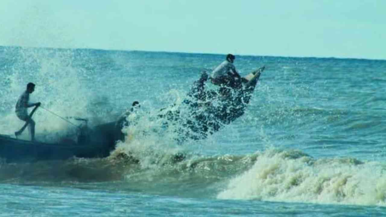 সাগরে ঢেউয়ের আঘাতে নৌকা থেকে পড়ে জেলে নিখোঁজ