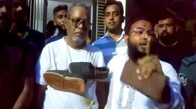 জুতার মালা পরিয়ে সাবেক সিইসি কে এম নুরুল হুদাকে পুলিশের হাতে সোপর্দ