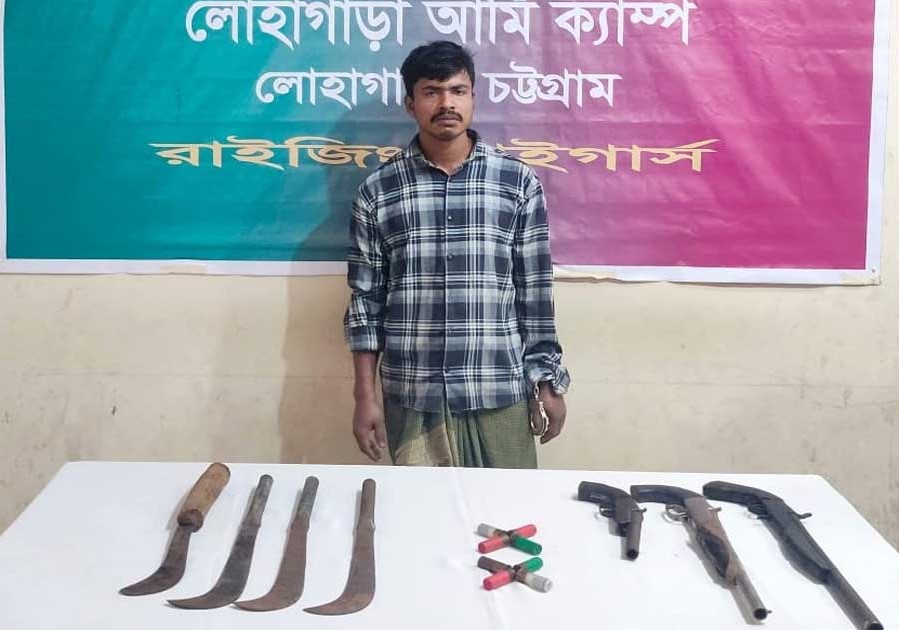 লোহাগাড়ায় সেনাবাহিনী-পুলিশের যৌথ অভিযানে অস্ত্র ও গুলি উদ্ধার, গ্রেপ্তার ১