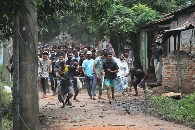চট্রগ্রাম বিশ্ববিদ্যালয়ে শিক্ষার্থী-এলাকাবাসীর সংঘর্ষে আহত শতাধিক, সংঘর্ষ চলমান