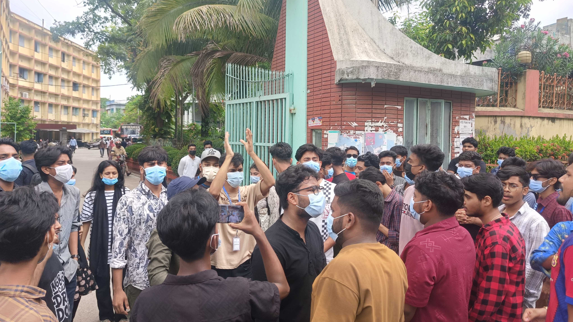 এইচএসসি পরীক্ষা দুই মাস পেছানোর দাবিতে চট্টগ্রামে শিক্ষার্থীদের বিক্ষোভ