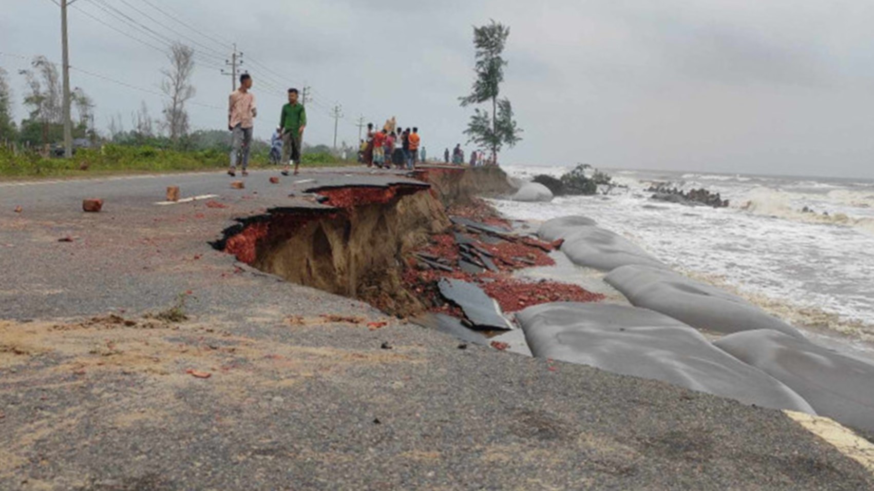 মেরিন ড্রাইভে ঢেউয়ের ধ্বংসযজ্ঞ, উপকূলের বাসিন্দাদের দুর্ভোগ চরমে