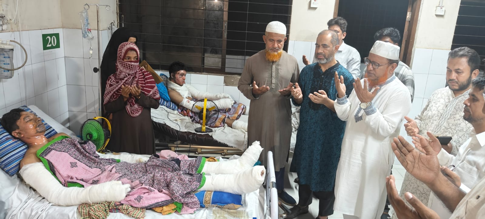 চন্দনাইশে সিলিন্ডার বিস্ফোরণে অগ্নিদগ্ধ রোগীদের দেখতে চমেকে জামায়াত নেতৃবৃন্দ