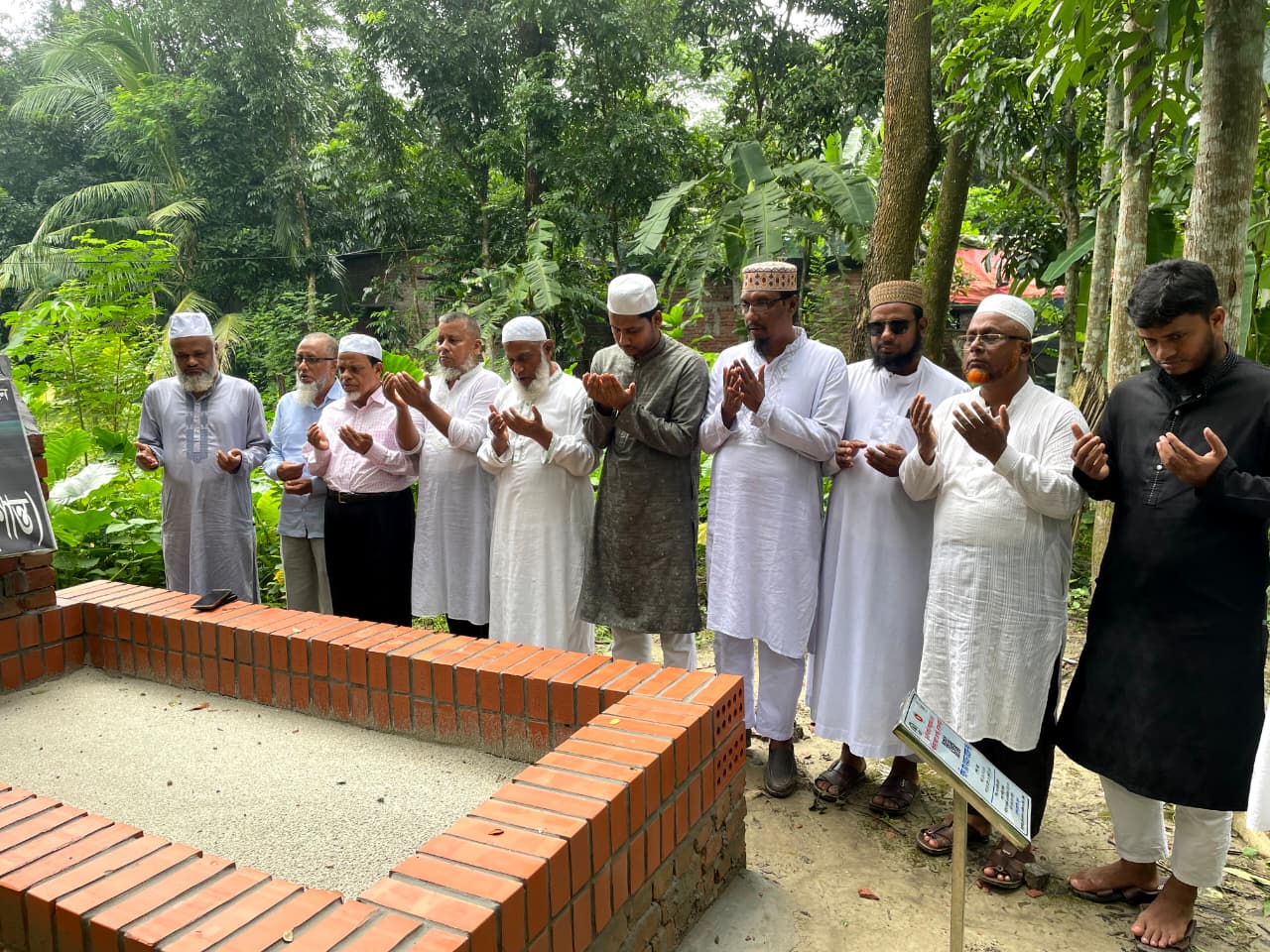 বরিশালে শহীদ ফয়সাল আহমদ শান্তর বাড়িতে চট্টগ্রাম মহানগর জামায়াতের আমিরের 