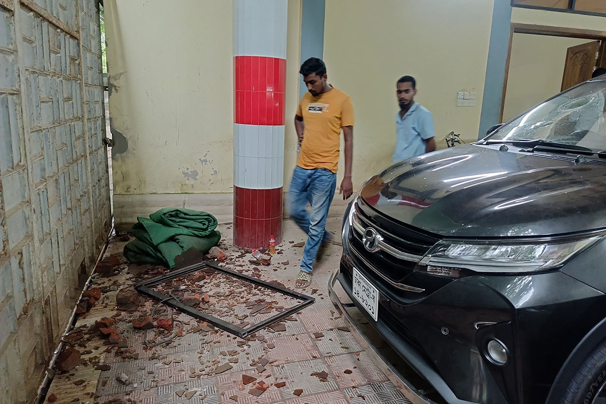 টাঙ্গাইলে বঙ্গবীর কাদের সিদ্দিকীর বাসায় হামলা, দুই গাড়ি ভাঙচুর