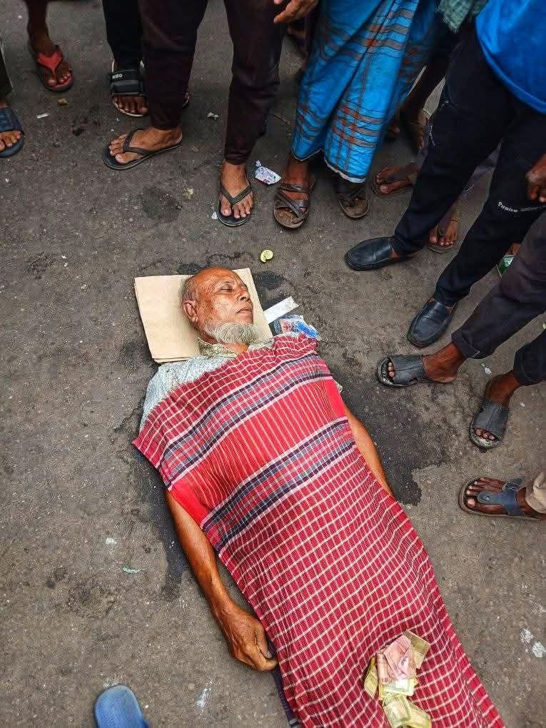 নিউমার্কেটে অজ্ঞাতপরিচয় ব্যক্তির হঠাৎ মৃত্যু