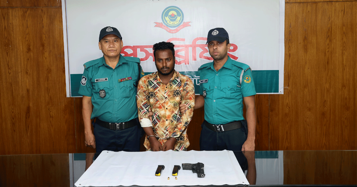 কোতোয়ালী থানায় অস্ত্র লুটের ঘটনায় ভ্যানচালক গ্রেপ্তার, উদ্ধার বিদেশি পিস্তল