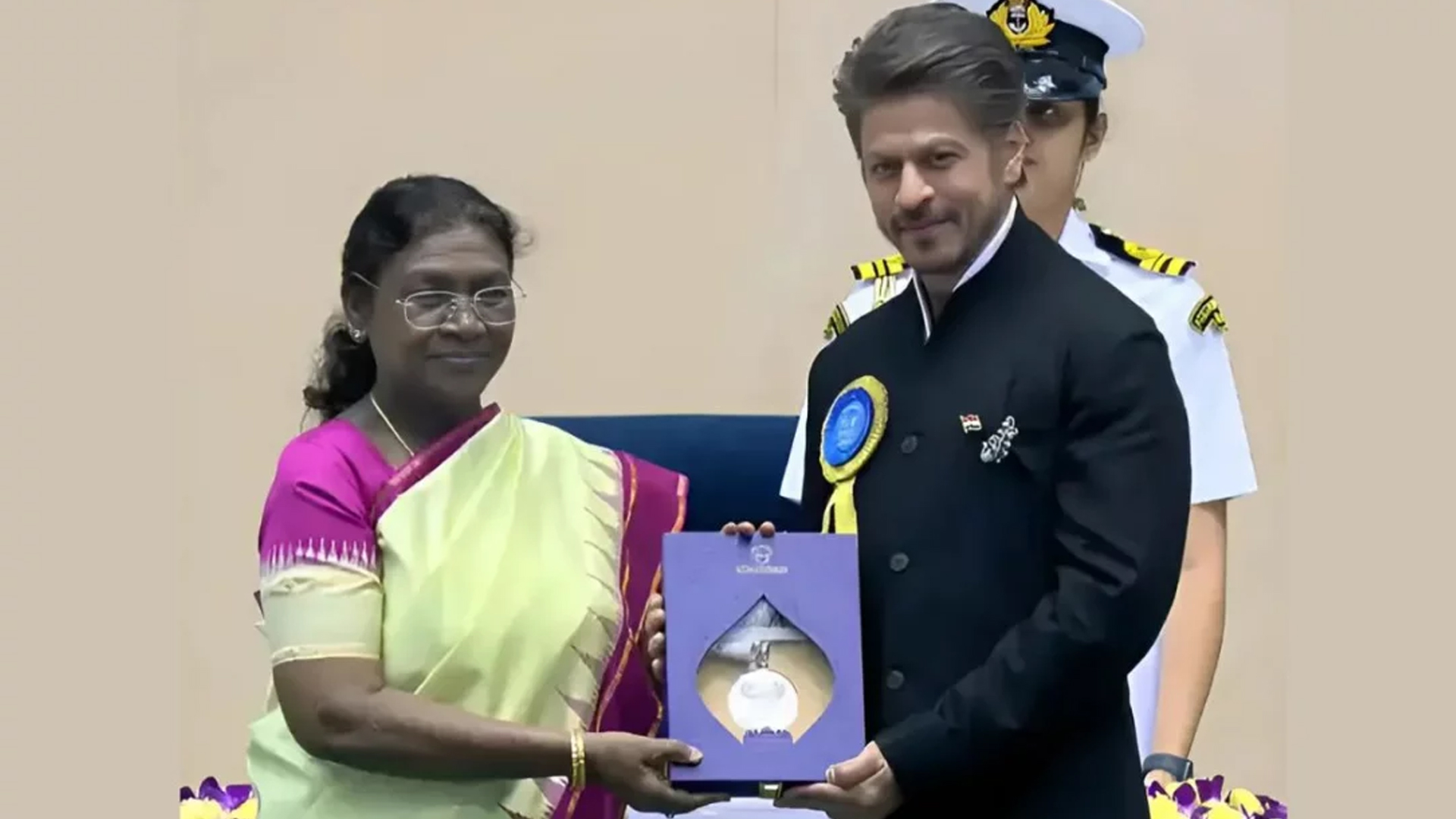 প্রথমবারের মতো জাতীয় পুরস্কার পেলেন শাহরুখ খান