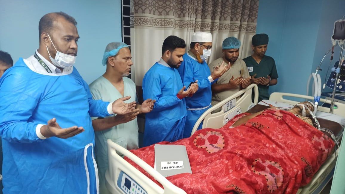 চট্টগ্রাম বিশ্ববিদ্যালয়ে সন্ত্রাসীদের হামলায় আহত শিক্ষার্থীদের দেখতে হাসপাতালে মুহাম্মদ শাহজাহান