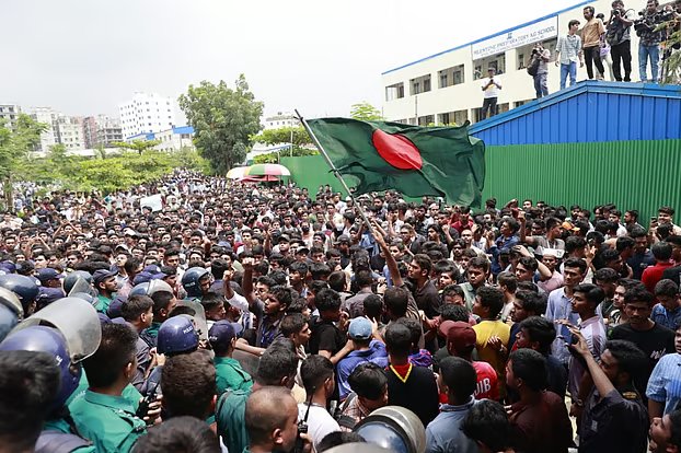 দিয়াবাড়ি মোড়ে শিক্ষার্থীদের আবারও বাধার মূখে কলেজে ফেরত গেলেন দুই উপদেষ্টা ও প্রেস সচিব, বিক্ষোভ চলছে