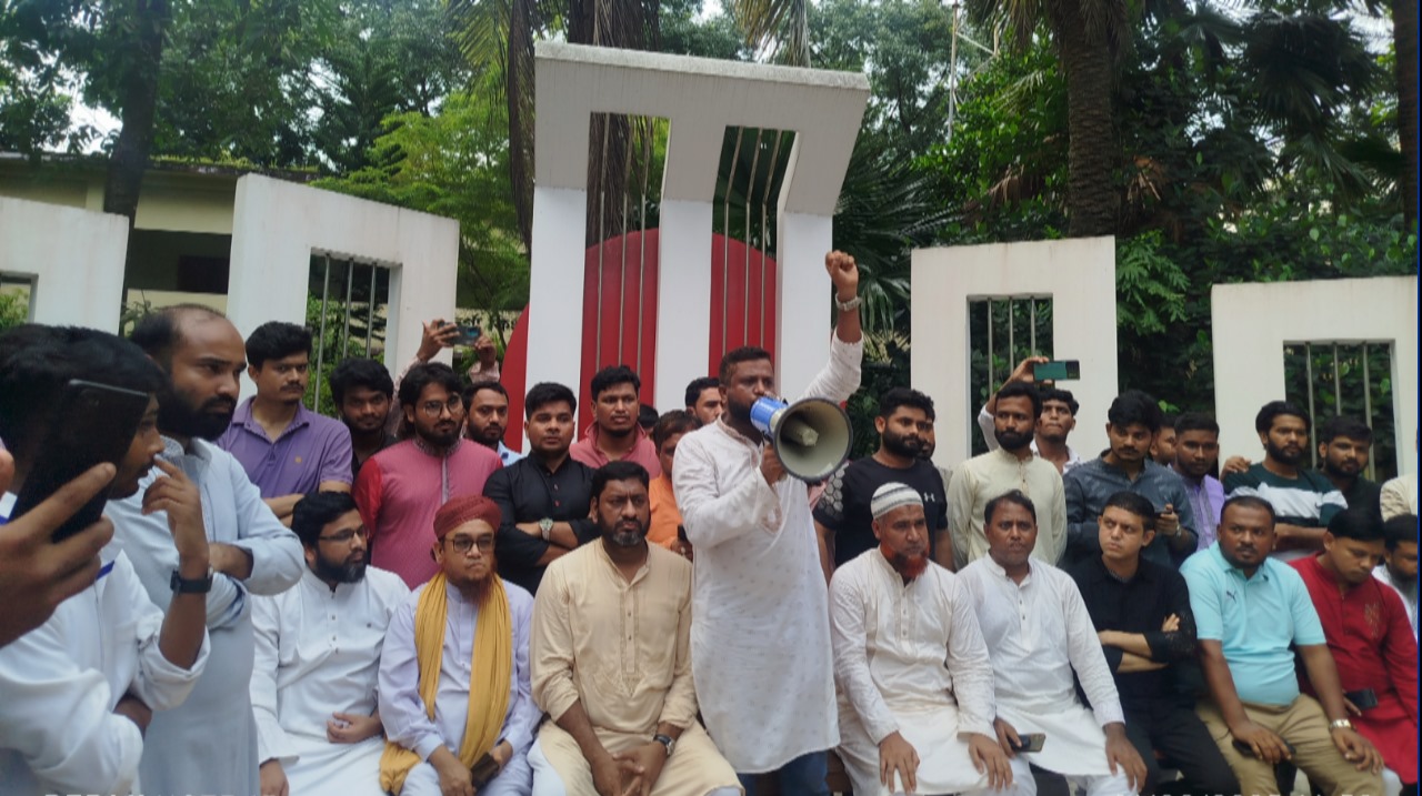 পটিয়ায় চাকুরিচ্যুত ব্যাংক স্টাফদের চাকুরী ফিরিয়ে দিতে বিক্ষোভ মিছিল 