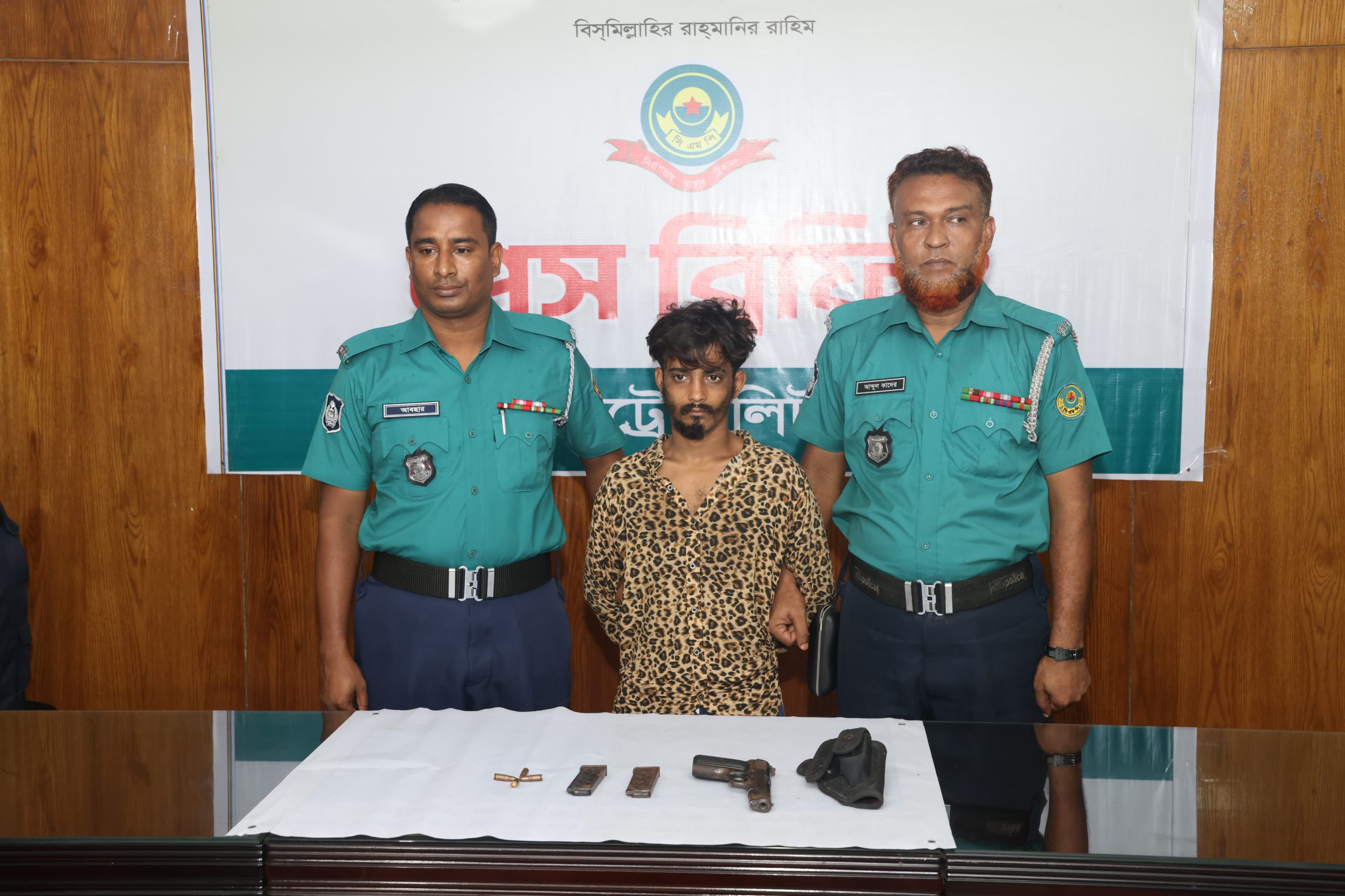 চট্টগ্রামে থানায় লুণ্ঠিত অস্ত্রসহ কুখ্যাত সন্ত্রাসী ‘ব্লেড মাসুম’ গ্রেফতার, উদ্ধার চায়না পিস্তল ও গুলি