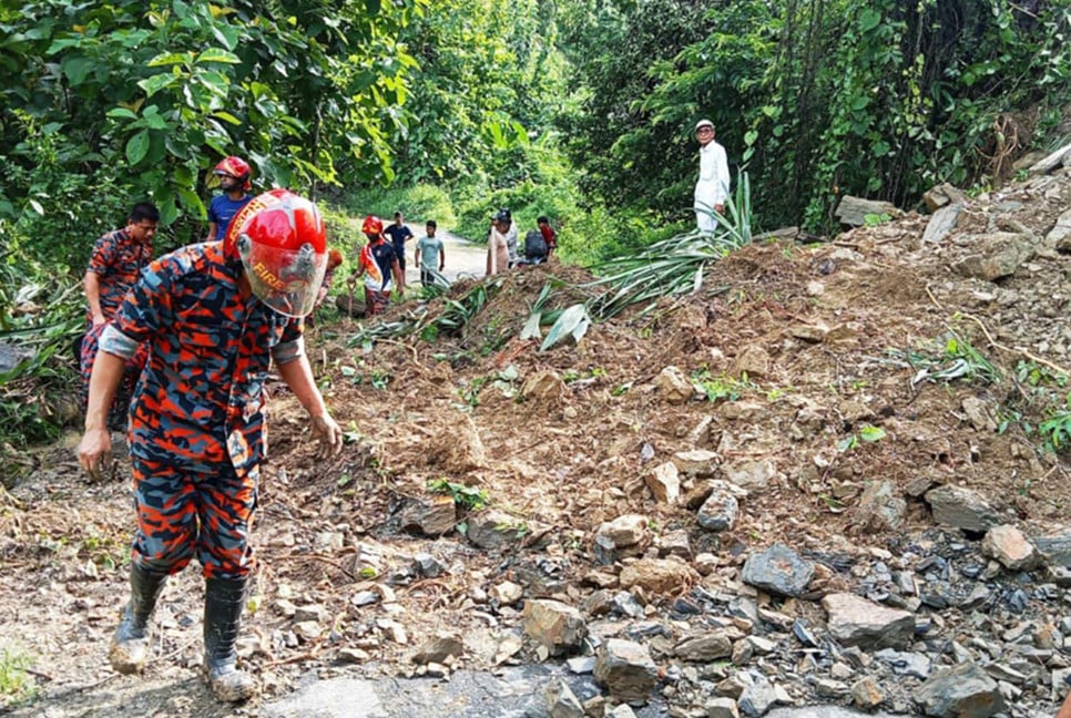 সাজেক সড়কে তিন স্থানে পাহাড় ধস, চার শতাধিক পর্যটক আটকা