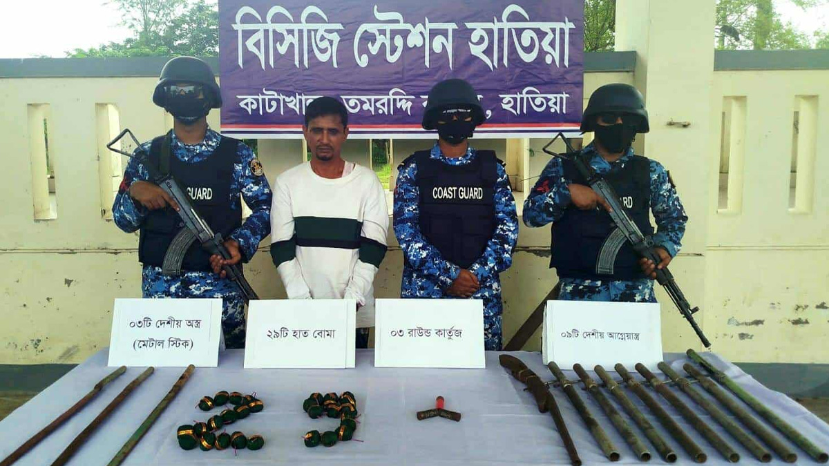 হাতিয়ায় ৯ আগ্নেয়াস্ত্র ও ২৯ হাতবোমাসহ আটক এক 