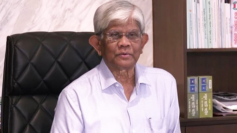 মাথায় হাত বুলিয়ে, ধমক দিয়ে কাজ করাতে হচ্ছে :অর্থ উপদেষ্টা