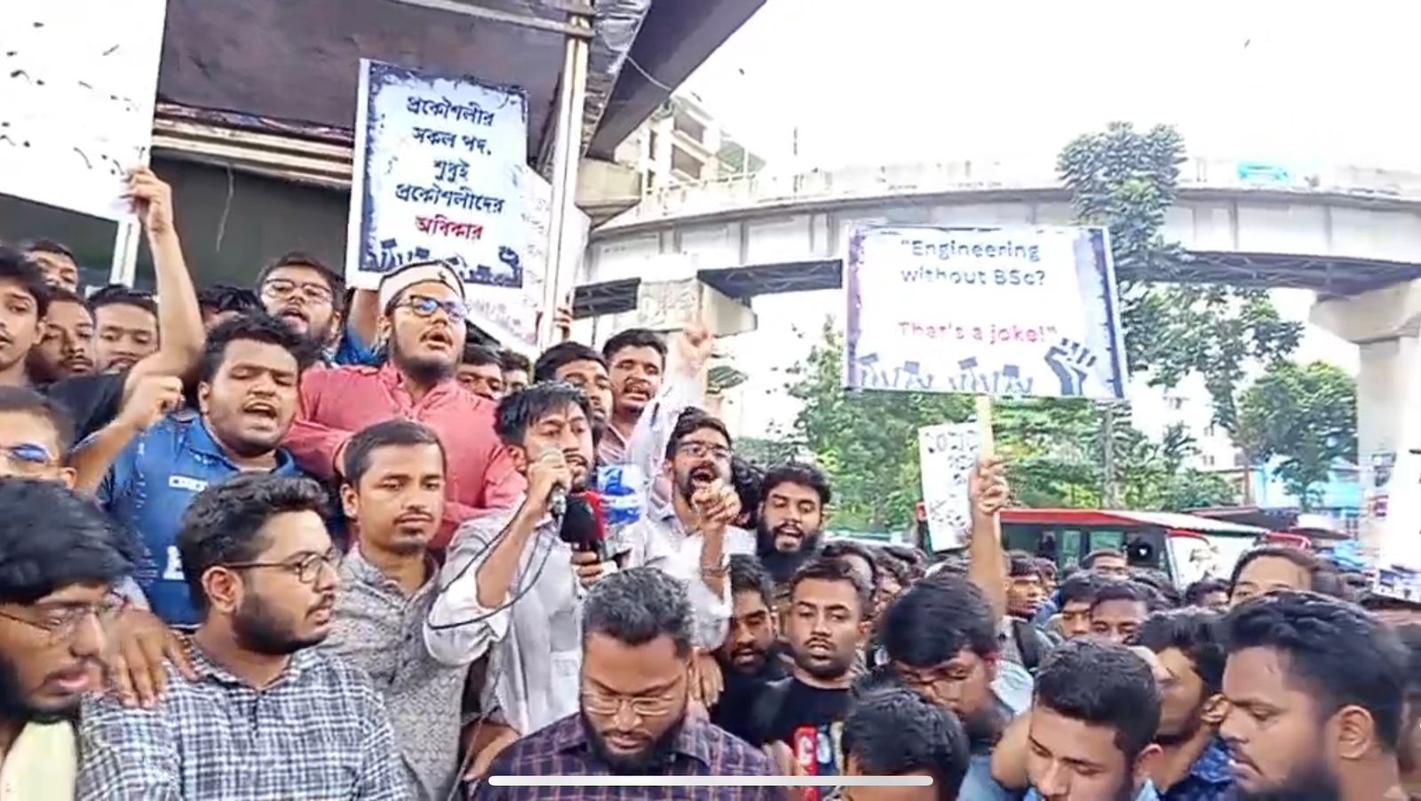 চট্টগ্রামে বিএসসি ইঞ্জিনিয়ারদের বৈষম্য নিরসন ও ৩ দফা দাবিতে বিক্ষোভ মিছিল  চট্টগ্রাম প্রকৌশল ও প্রযুক্তি বিশ্ববিদ্যালয়ের (CUET) শিক্ষার্থীরা নবম গ্রেডে বিএসসি ইঞ্জিনিয়ারদের প্রতি চলমান বৈষম্য নিরসন এবং তিন দফা দাবি বাস্তবায়নের লক্ষ্যে বিক্ষোভ মিছিল ও মানববন্ধন করেছেন।   শনিবার (৫ জুলাই) বিকেল ৪টা থেকে নগরীর ২ নং গেইটে ঘণ্টাব্যাপী এ কর্মসূচি অনুষ্ঠিত হয়। এসময় তারা ‘এই মুহুর্তে দরকার, প্রকৌশল খাতের সংস্কার’, ‘মেধার মর্যাদা রক্ষা করো’- সহ বিভিন্ন স্লোগান দিতে থাকেন।  বিক্ষোভে অংশ নেওয়া শিক্ষার্থীরা অভিযোগ করেন, সরকারি নিয়োগ কাঠামোয় ডিপ্লোমাধারীদের জন্য শতভাগ কোটা সংরক্ষণের ফলে বিএসসি ইঞ্জিনিয়াররা প্রতিযোগিতার বাইরে ঠেলে পড়ছেন। এটি শুধু বৈষম্য নয়, বরং শিক্ষার্থীদের দীর্ঘ চার বছরের কঠোর পরিশ্রম ও মেধার প্রতি চরম অবমূল্যায়ন বলেও মন্তব্য করেন তারা।  প্রকৌশল শিক্ষার্থীদের জানানো ৩ দফা দাবি হলো: ১. নবম গ্রেডে (সহকারী প্রকৌশলী) নিয়োগে মেধার ভিত্তিতে নির্বাচনের ব্যবস্থা ও শুধুমাত্র বিএসসি ডিগ্রিধারীদের আবেদন করার সুযোগ নিশ্চিত করা।  ২. দশম গ্রেডে (উপ-সহকারী প্রকৌশলী) পদে সকল ডিগ্রিধারীর জন্য সমান সুযোগ রাখা।  ৩. ‘প্রকৌশলী’ পদবি ব্যবহারের ক্ষেত্রে শুধুমাত্র বিএসসি ইঞ্জিনিয়ারদের জন্য আইন করে গেজেট প্রকাশ।