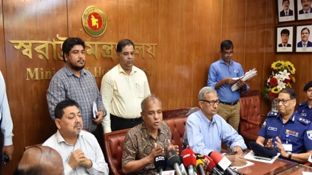 ৩৩ হাজার মণ্ডপে দুর্গাপূজা, নিরাপত্তা নিয়ে শঙ্কা নেই: স্বরাষ্ট্র উপদেষ্টা