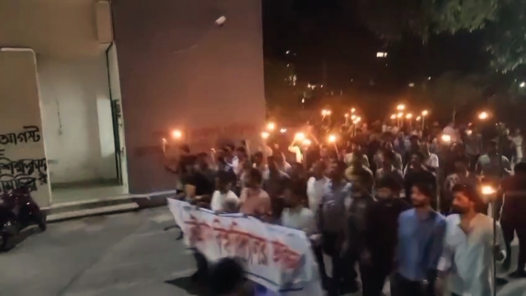 চট্টগ্রাম বিশ্ববিদ্যালয়ে প্রক্টরিয়াল বডির পদত্যাগের দাবিতে ছাত্রদলের মশাল মিছিল