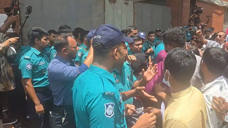আইন উপদেষ্টা আসিফ নজরুলের পদত্যাগ দাবিতে সচিবালয়ের সামনে অবস্থান
