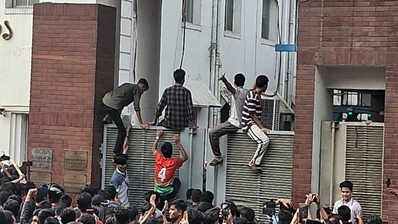 গেট ভেঙে সচিবালয়ে শিক্ষার্থীরা, আইনশৃঙ্খলা বাহিনীর লাঠিচার্জে আহত অনেকে