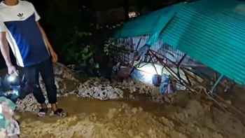 কক্সবাজারে আশুরঘোনায় পাহাড় ধসে দুই বসতবাড়ি বিধ্বস্ত