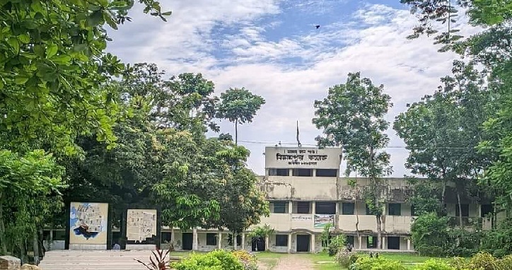 মিরসরাইয়ে নিজামপুর কলেজে গ্রুপিং রাজনীতিকে কেন্দ্র করে ধাওয়া-পাল্টা ধাওয়া 